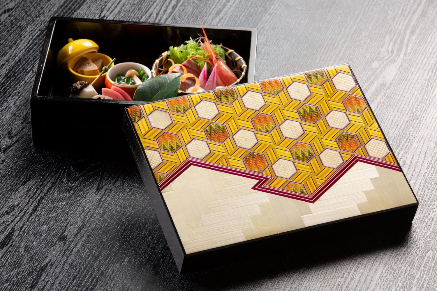 城崎温泉の伝統工芸品「麦わら細工」の器