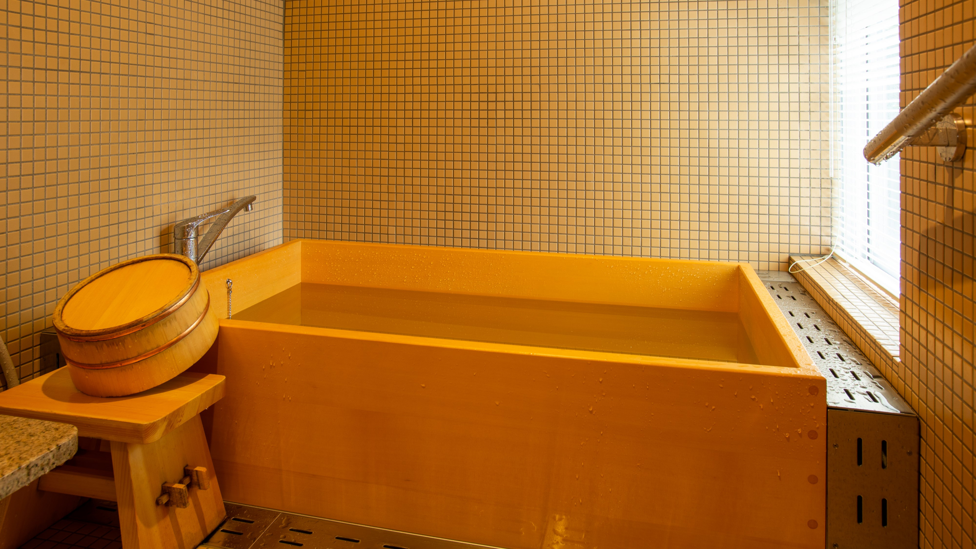 檜風呂付メゾネットの檜風呂2