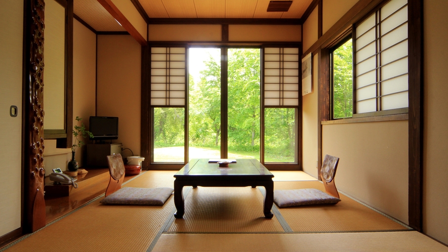 【客室一例8畳】自慢のブナ林に囲まれた客室は、自然に溢れ四季の移ろいをお楽しみいただけます。