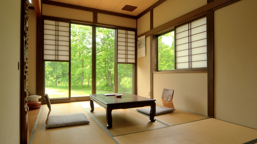 【客室一例8畳】中庭の景色を一望できる和室