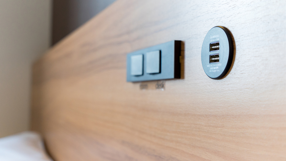 充電しながらベッドに横になってスマホ・タブレット使い放題