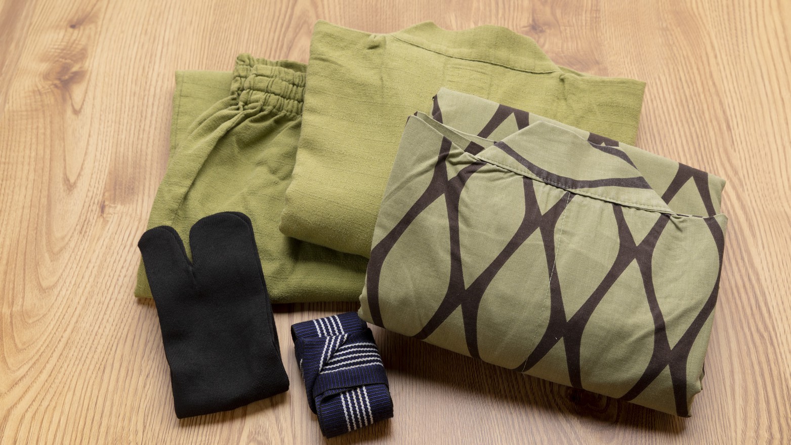 お部屋には浴衣と作務衣をご用意しております