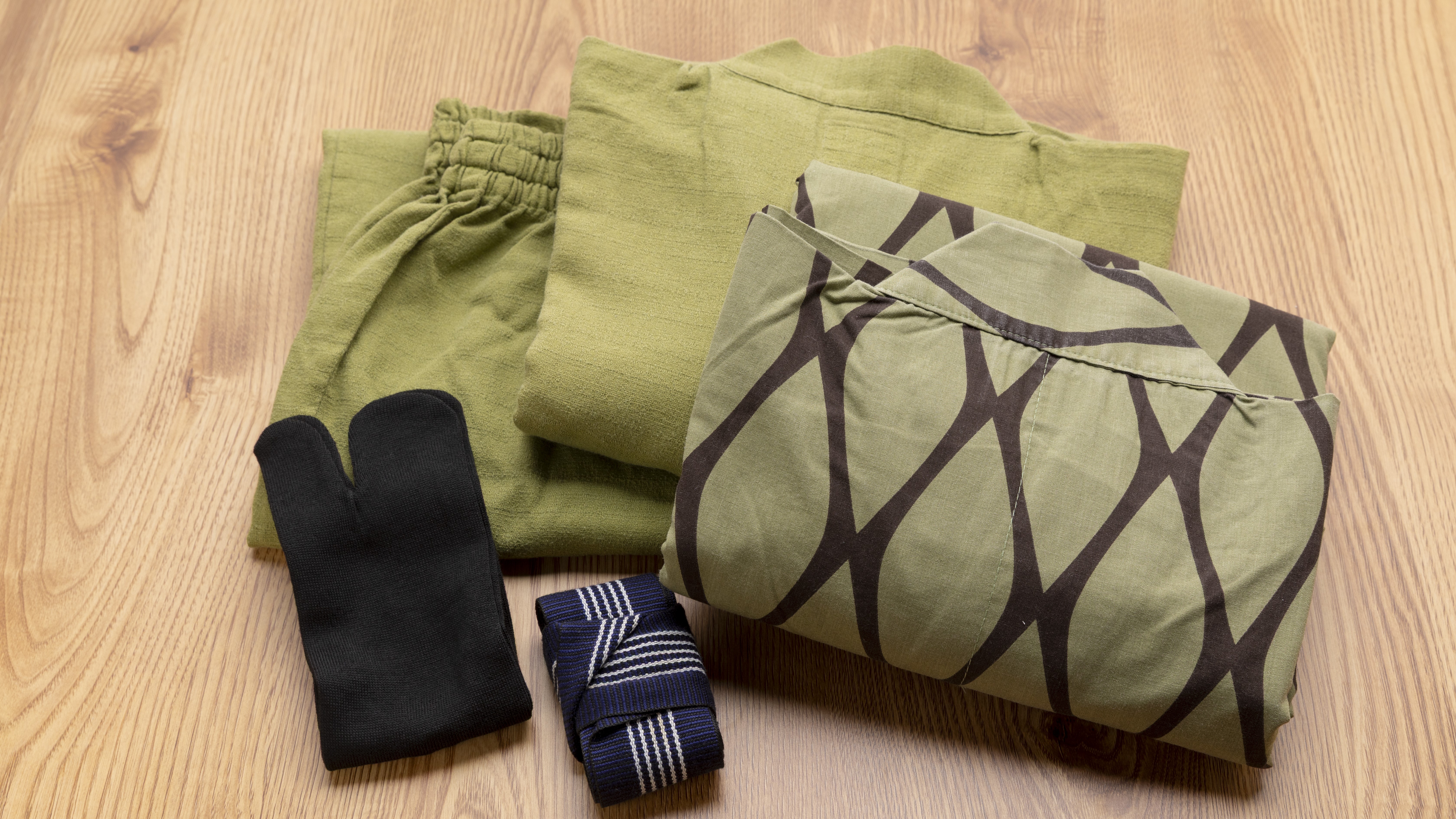 お部屋には浴衣と作務衣をご用意しております