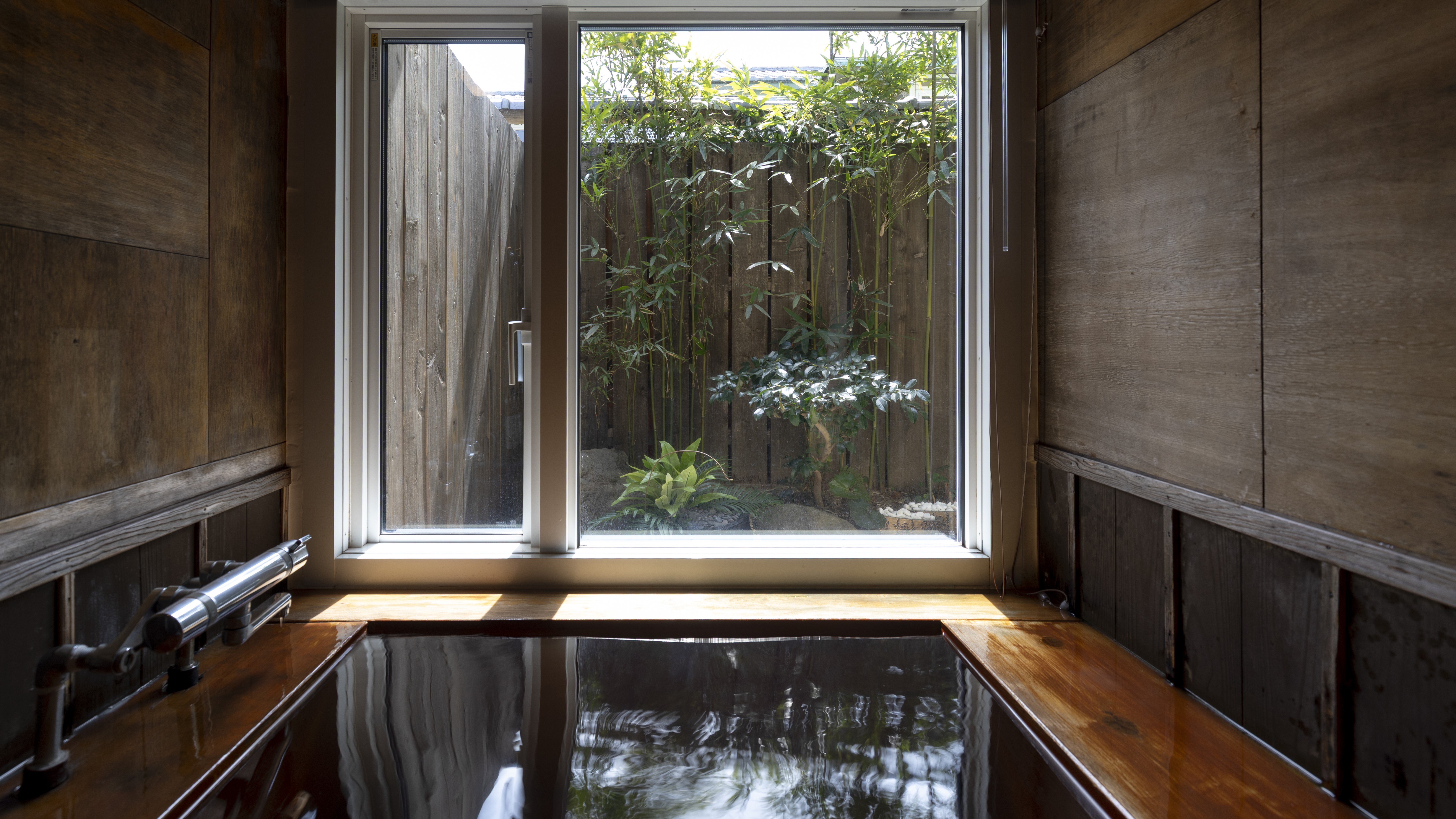 ２間の和洋室「鶴見」坪庭を眺めながら、いつでもかけ流しの温泉が楽しめます。