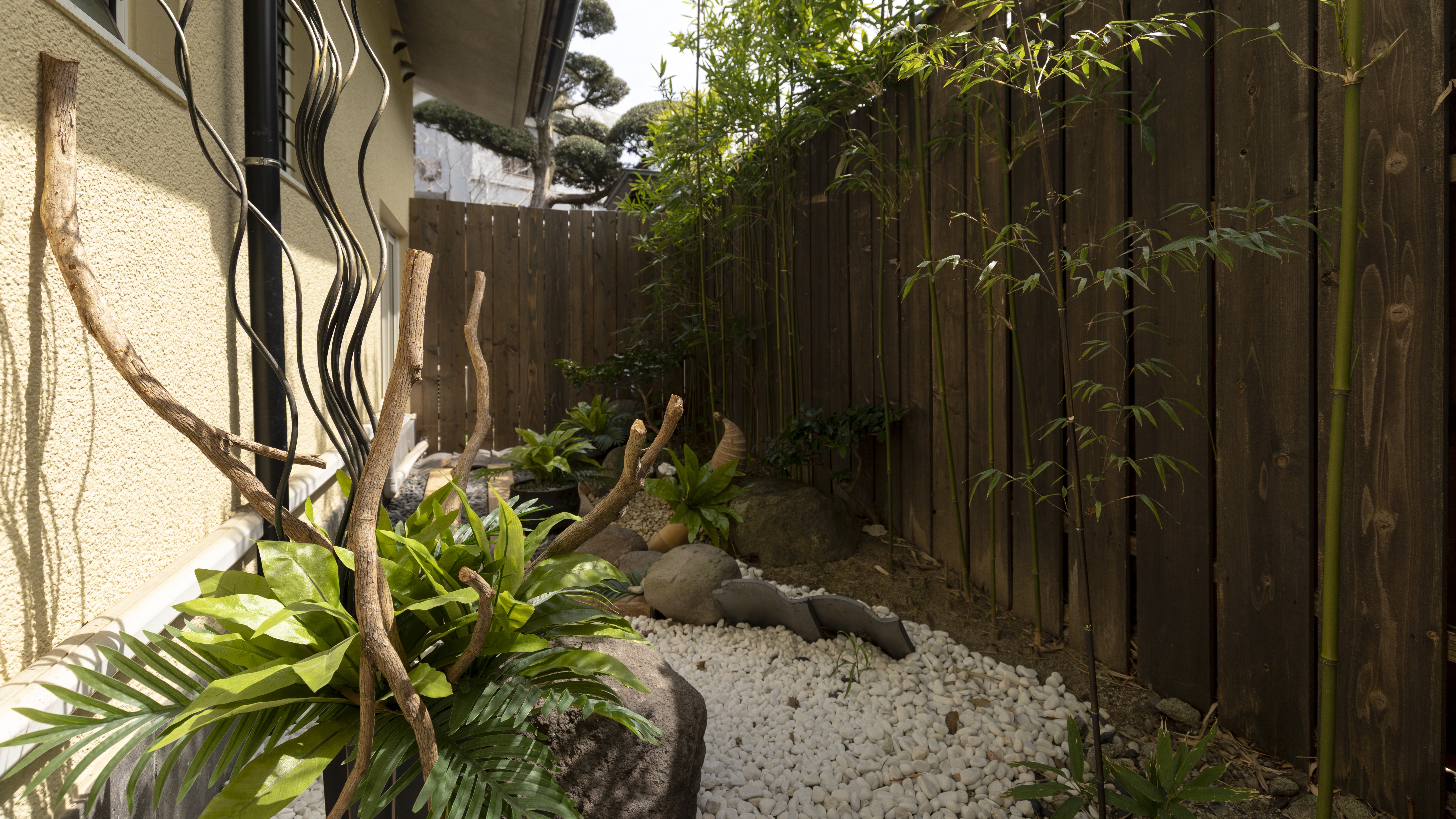 ２間の和洋室「鶴見」寝室から望む坪庭