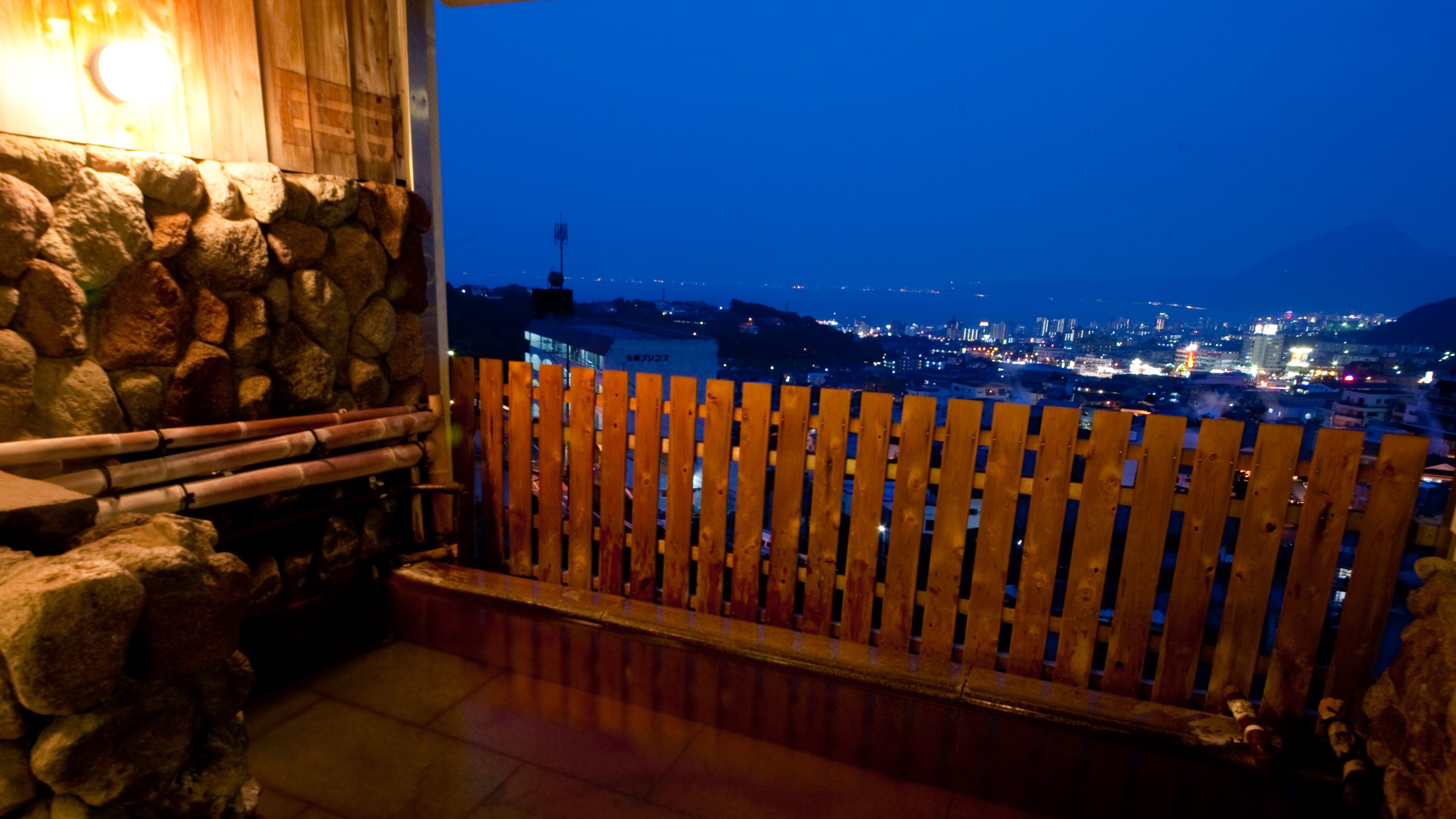 湯に浸かりながら楽しむ、別府温泉の夜景