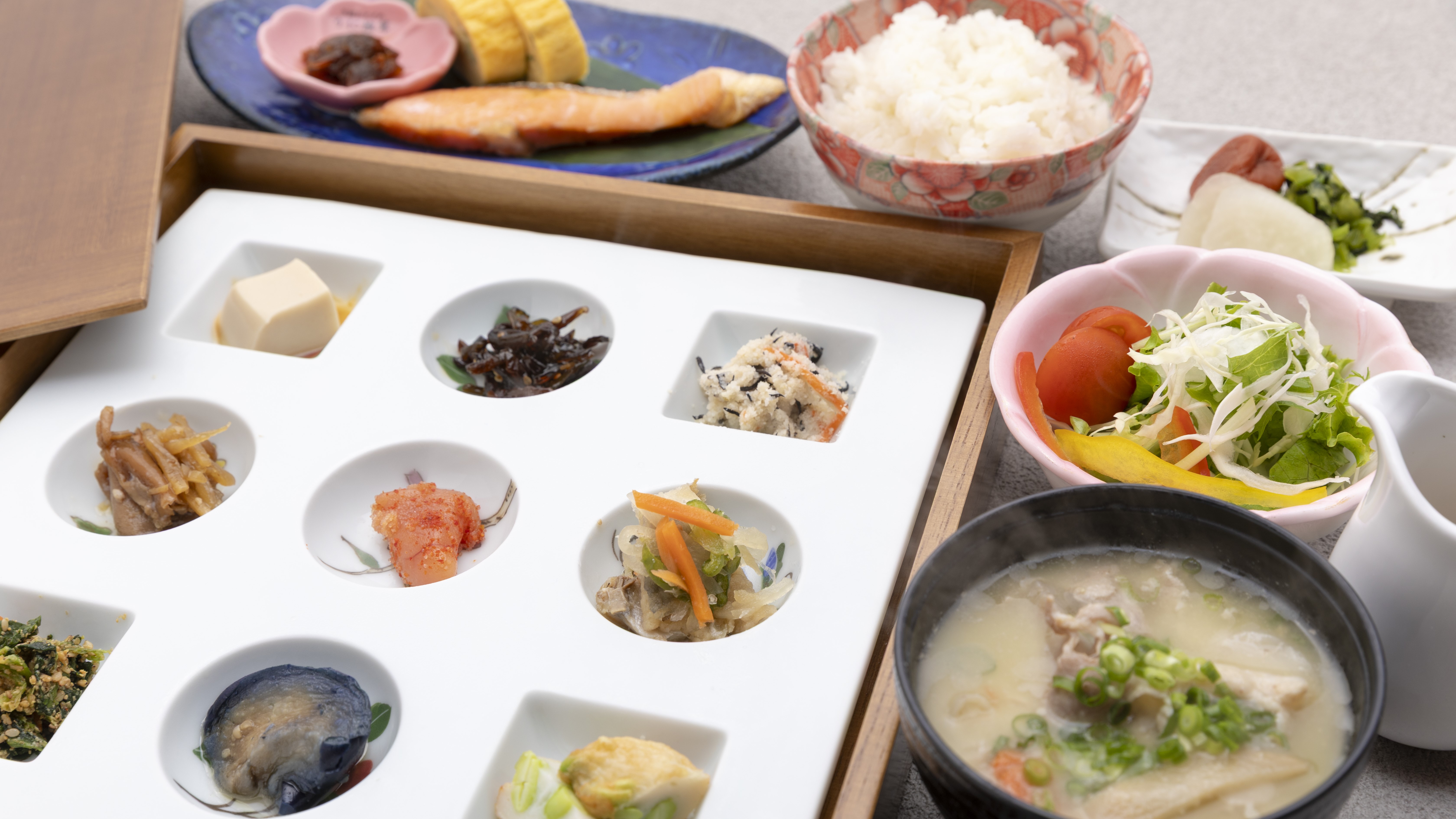 【朝食】小鉢、焼き魚などの和食をご用意しております。