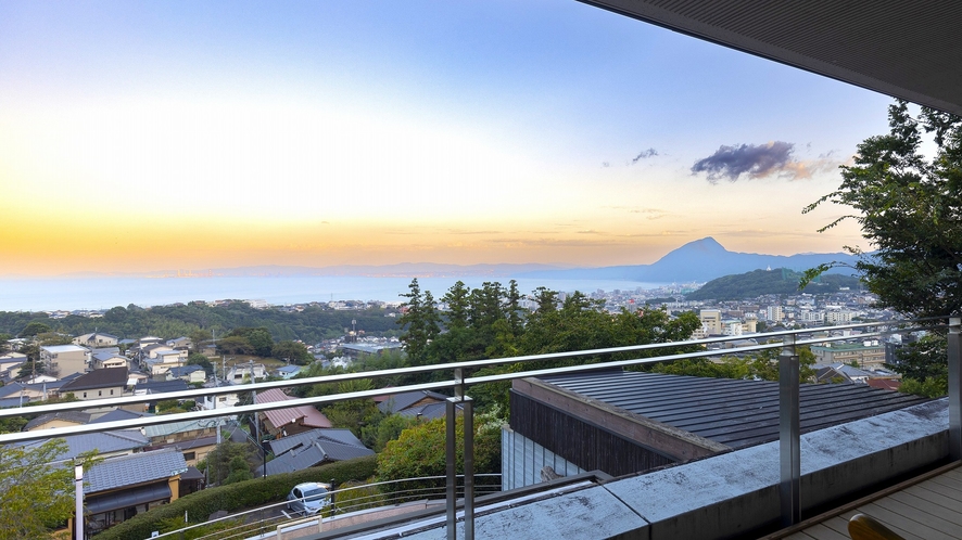 ラウンジのテラスから。別府湾～高崎山が望めるまさに絶景