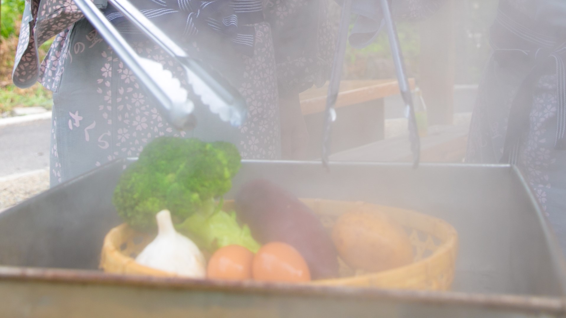 湯けむりの中から登場！アツアツ地獄蒸し完成♪