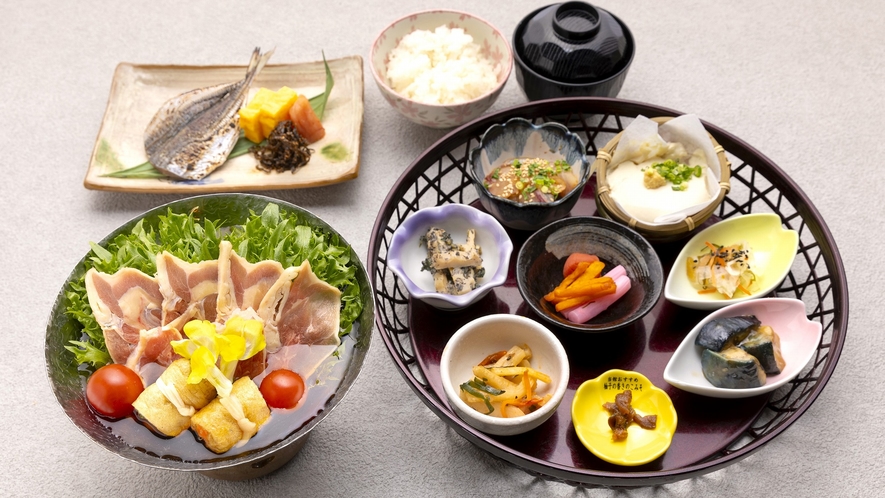 【朝食】小鉢、焼き魚などの和食をご用意しております