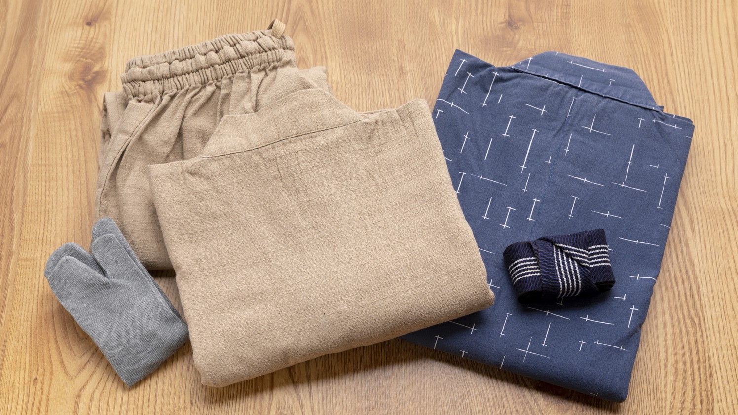 お部屋には浴衣と作務衣をご用意しております