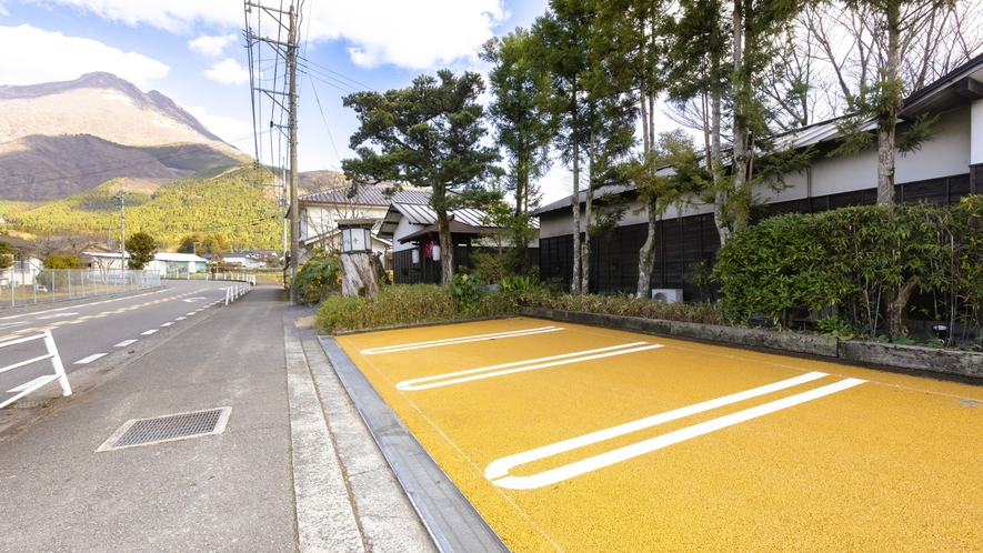 駐車場から見える由布岳