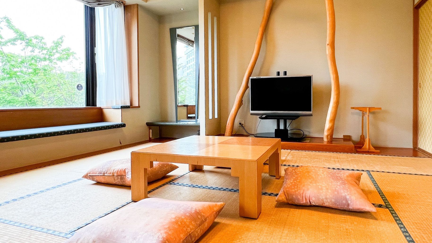 【湖側】グループ客室／木のぬくもりを感じる開放的な空間（客室一例）