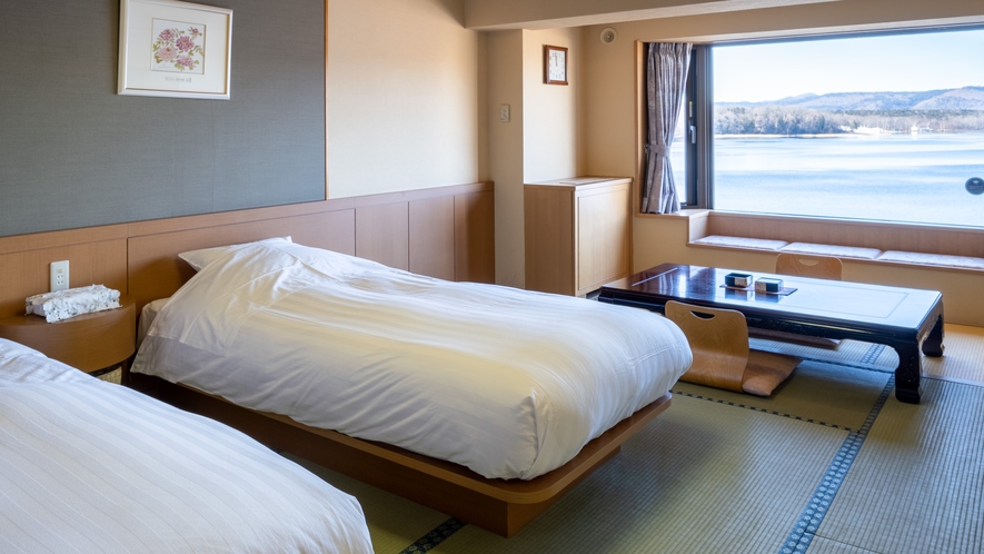 【湖側】和ツイン／和室にベッドを設置した、湖を一望できる開放感あふれるお部屋です。