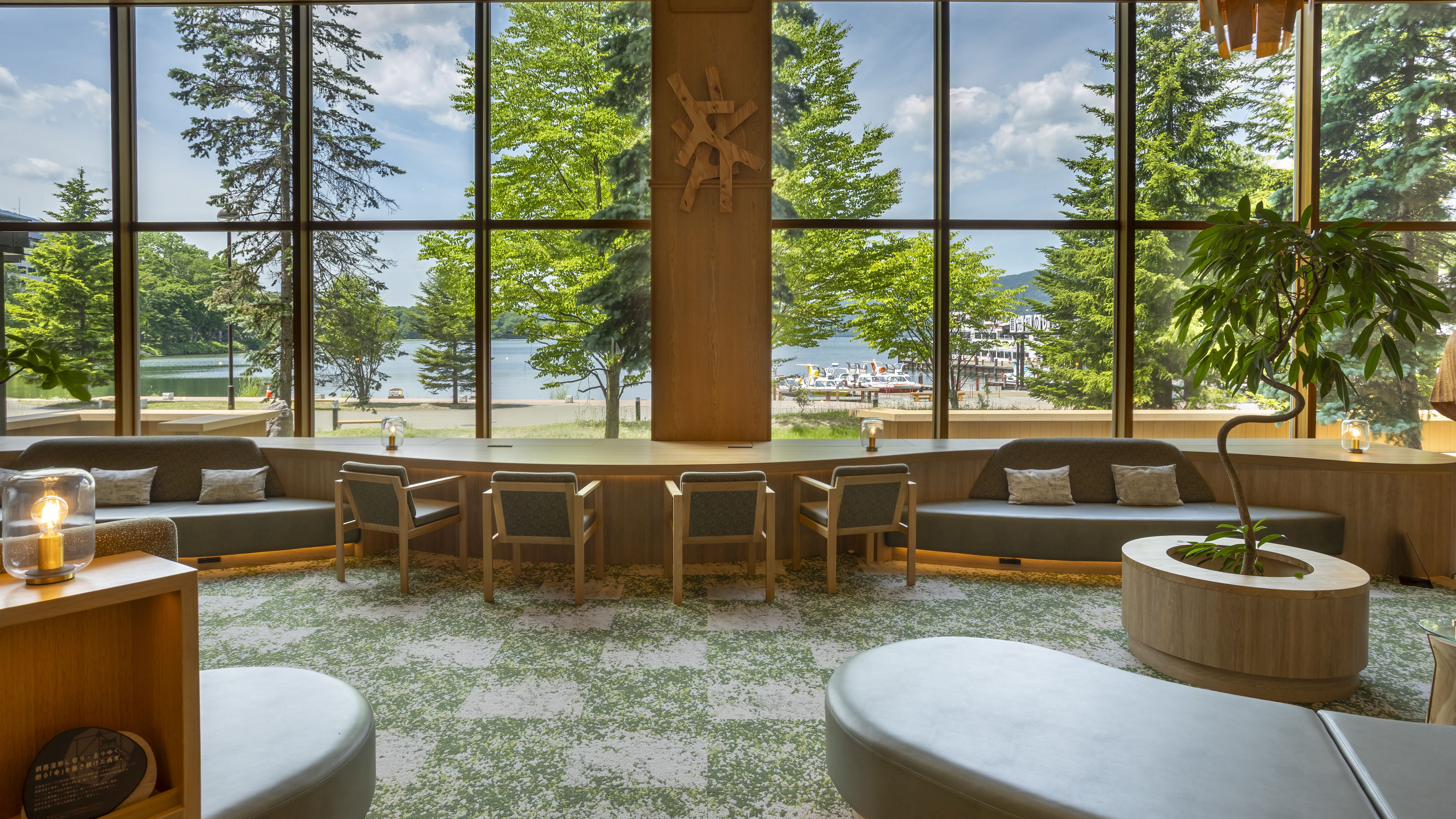 ロビー／大きな窓から阿寒湖を臨む明るい空間（イメージ）