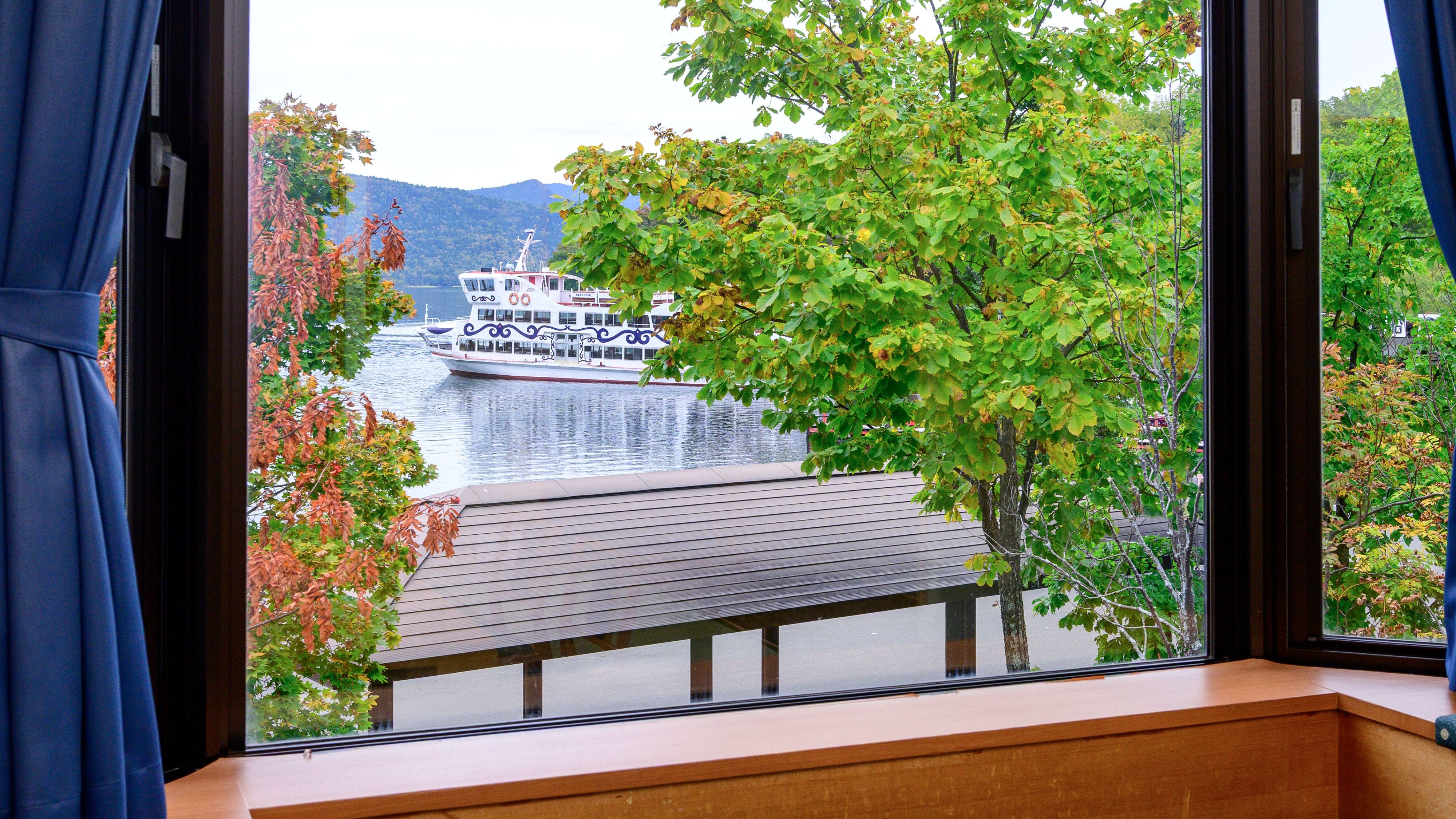 【湖側】グループ客室（最大8名様一例）／目の前には雄大な阿寒湖の景色が広がっています