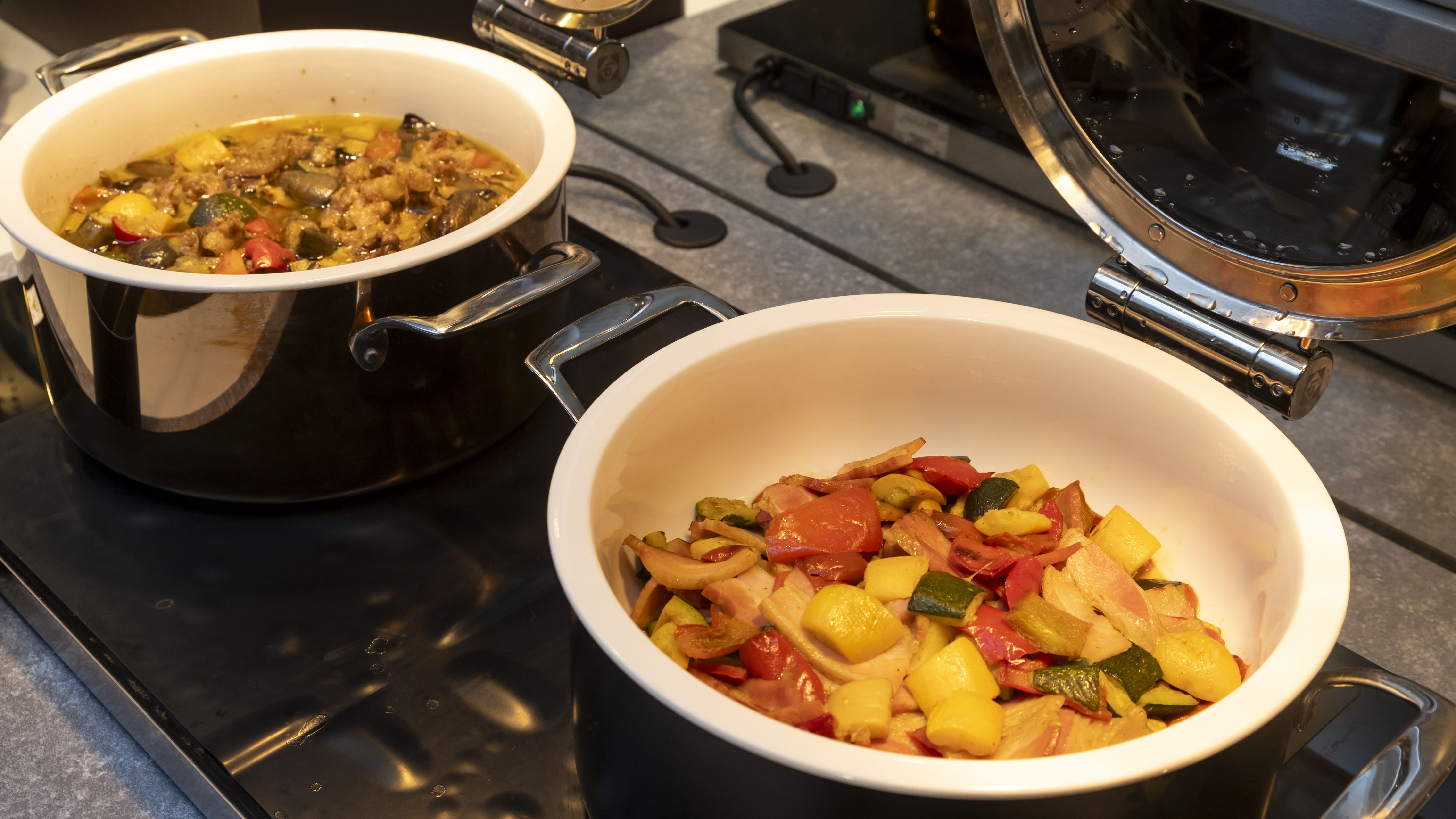 夕食ビュッフェ／温かい料理が並ぶビュッフェ（イメージ）