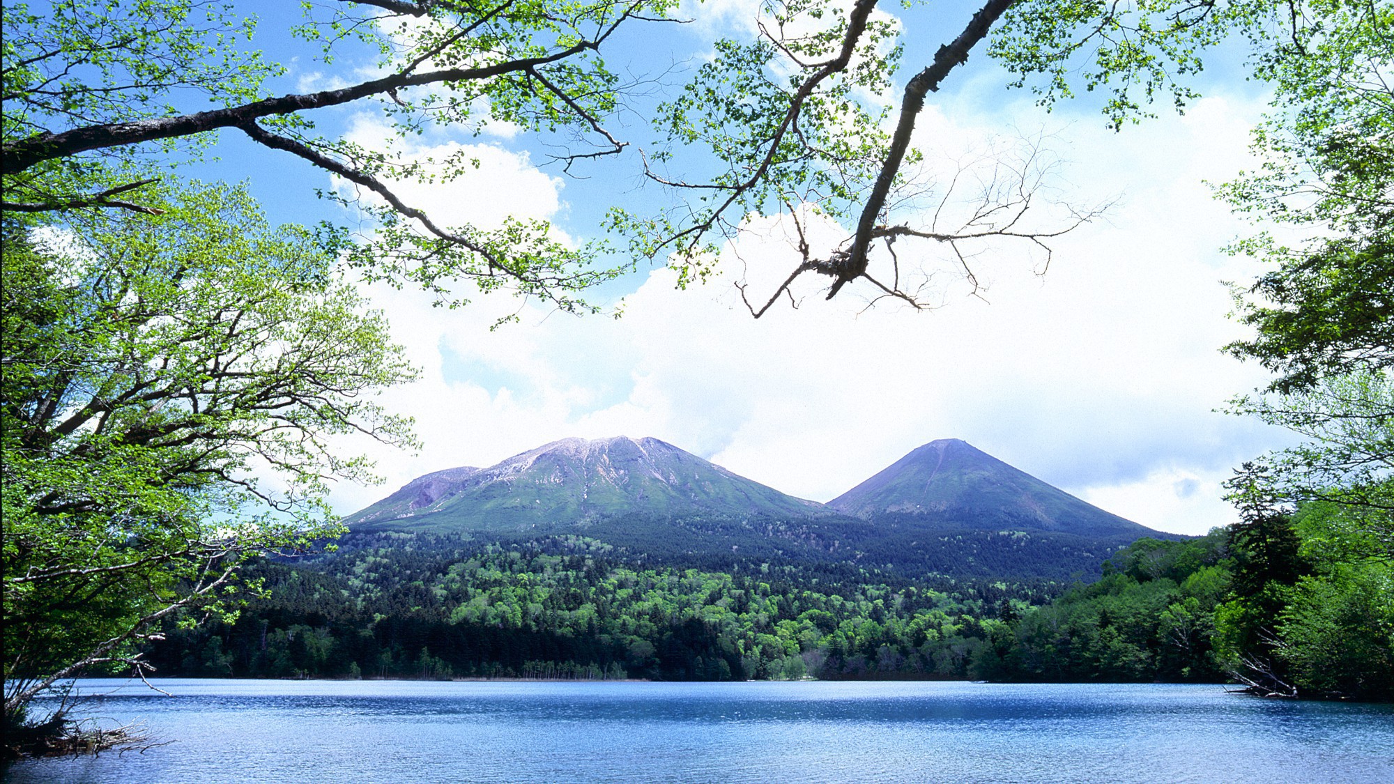 ■阿寒湖イメージ／湖と山が織りなす美しい風景も素敵な旅の思い出です