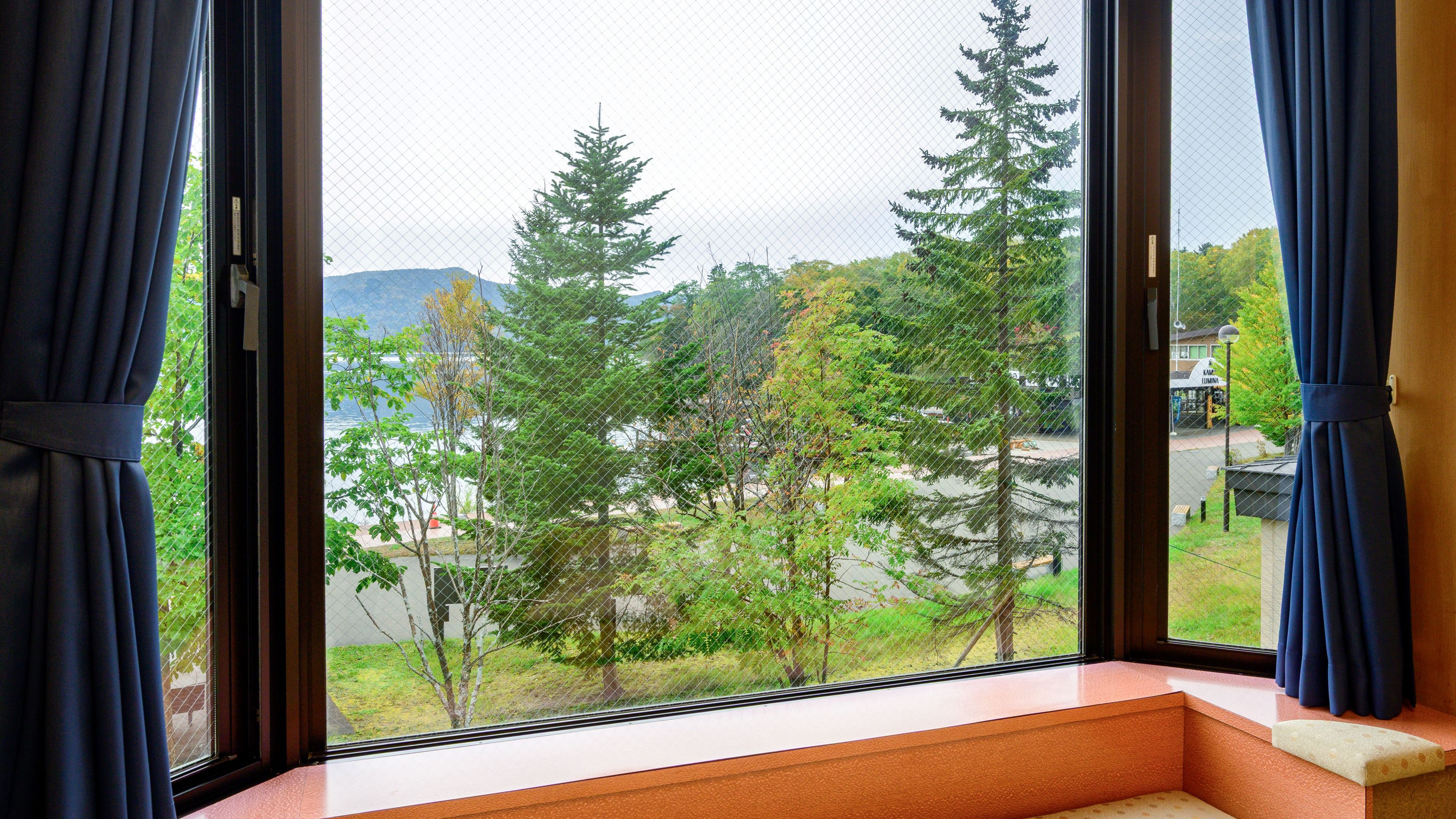 【湖側】グループ客室（最大6名様一例）／目の前には雄大な阿寒湖の景色が広がっています