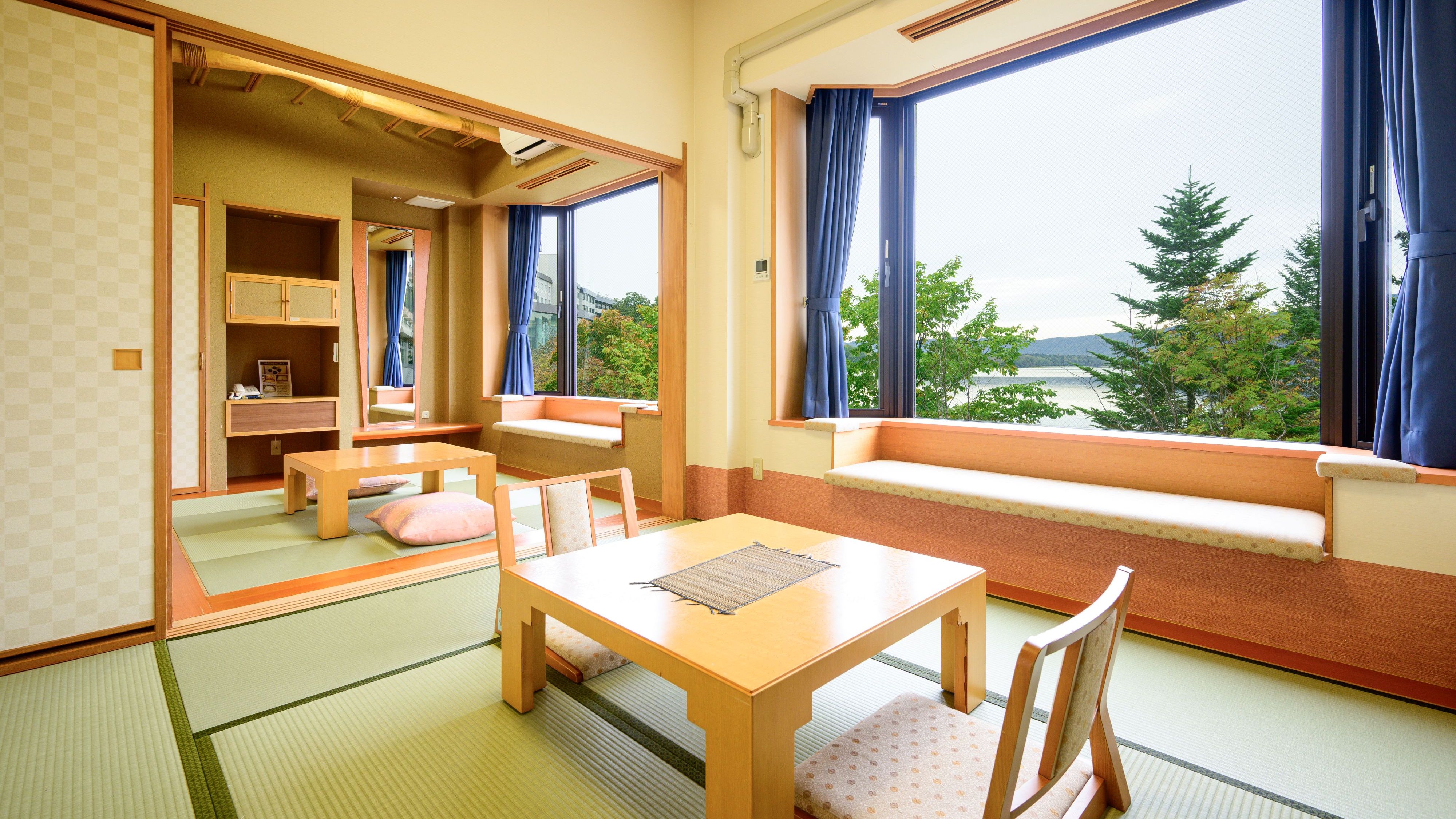 【湖側】グループ客室（最大6名様一例）／窓からは阿寒湖を望みます