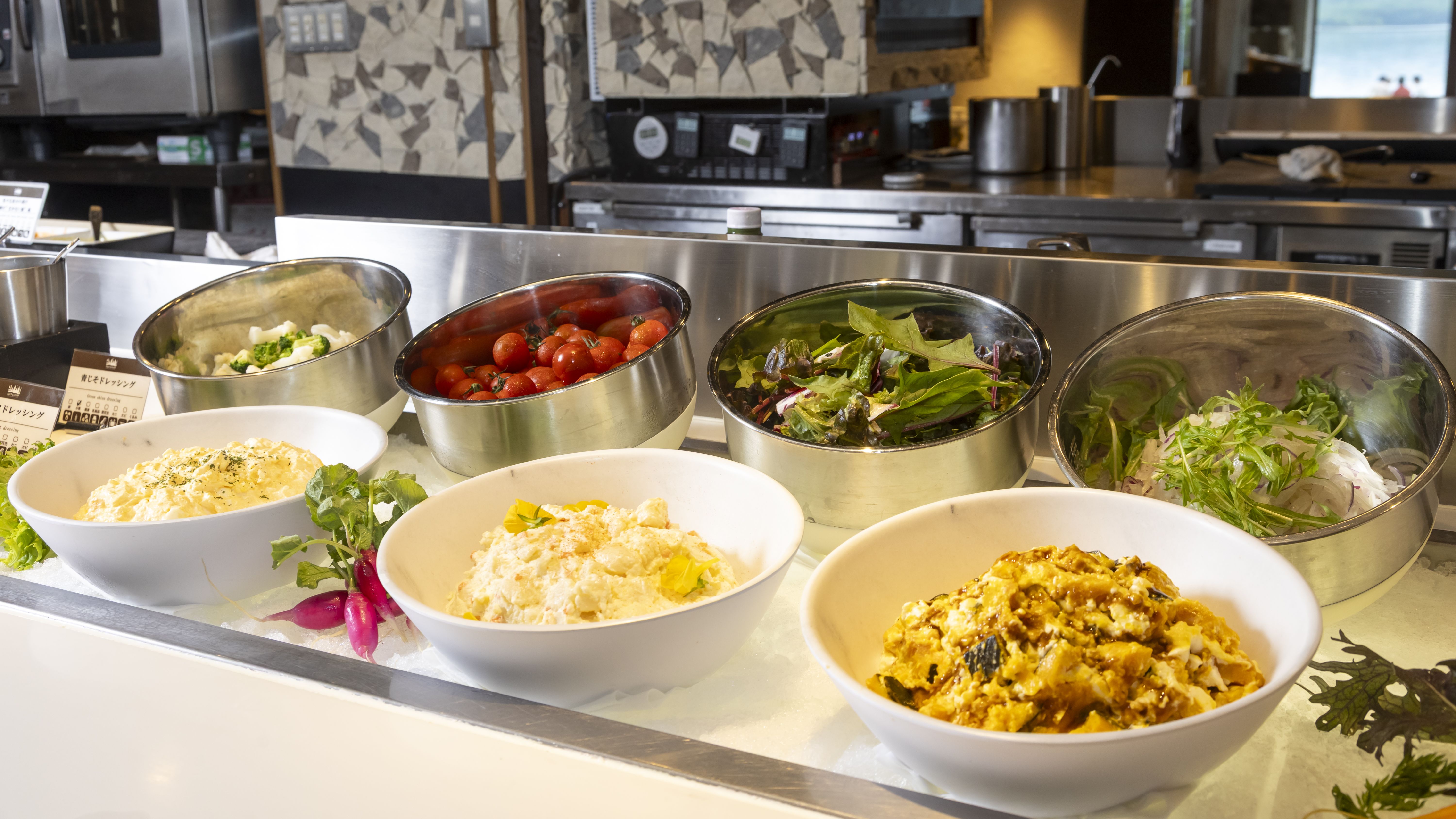 朝食ビュッフェ／サラダやパン等お好きなものをバイキング形式で（イメージ）