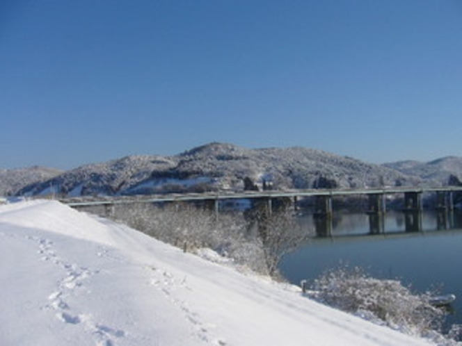 雪の北上川・2