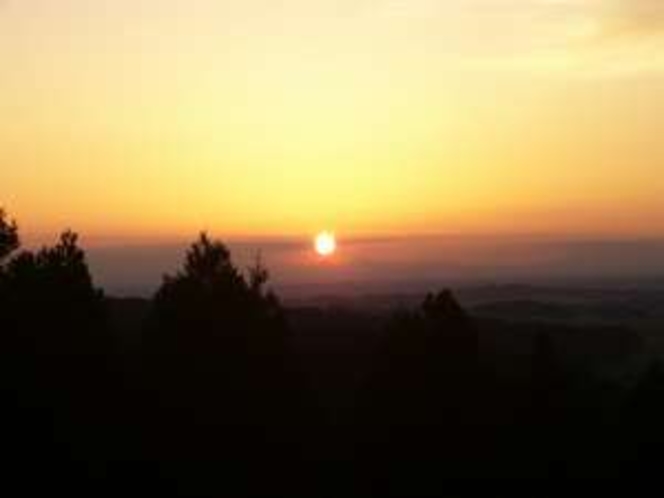 草飼山｛くさぎやま｝から眺める夕日、９〜１０月ごろ。夕方５時３０分〜６時ごろ。