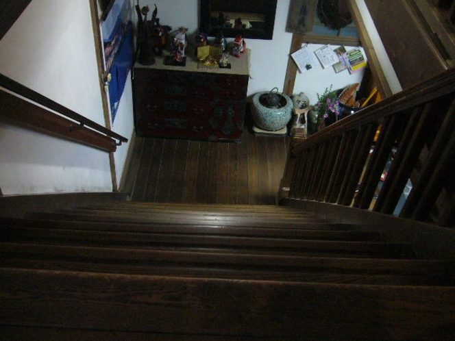 当館自慢の築１００年以上の階段