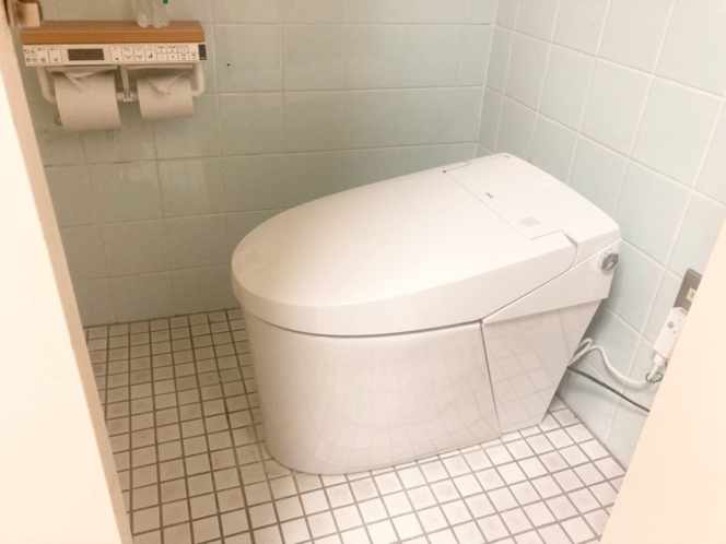 お客様の安心を第一に、非接触型トイレにリニューアル。