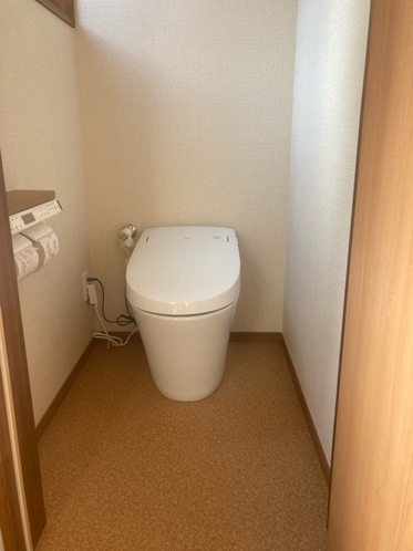 お客様の安心を第一に、非接触型トイレにリニューアル。