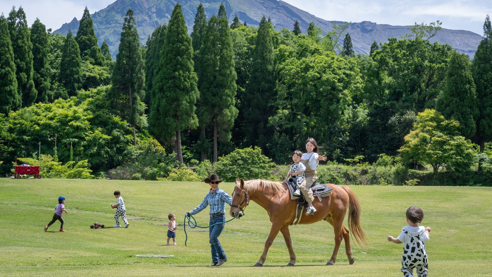 阿蘇高岳を望みながらの乗馬体験