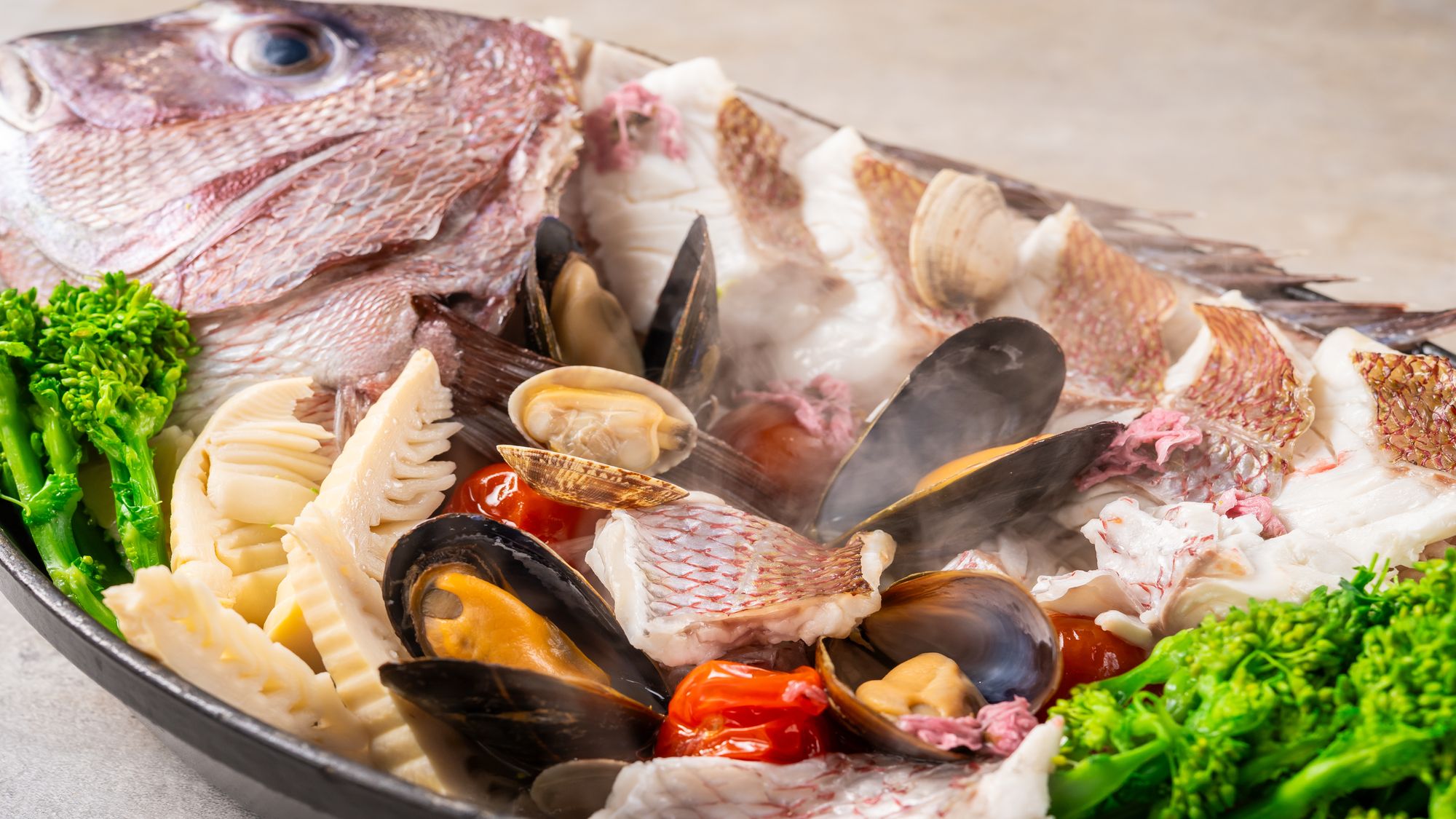 【いちごスイーツ&times;海鮮グルメ】桜鯛のアクアパッツァ