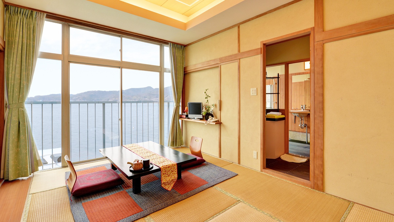 *【半露天風呂付き客室】部屋からは瀬戸内海の眺めが広がります。