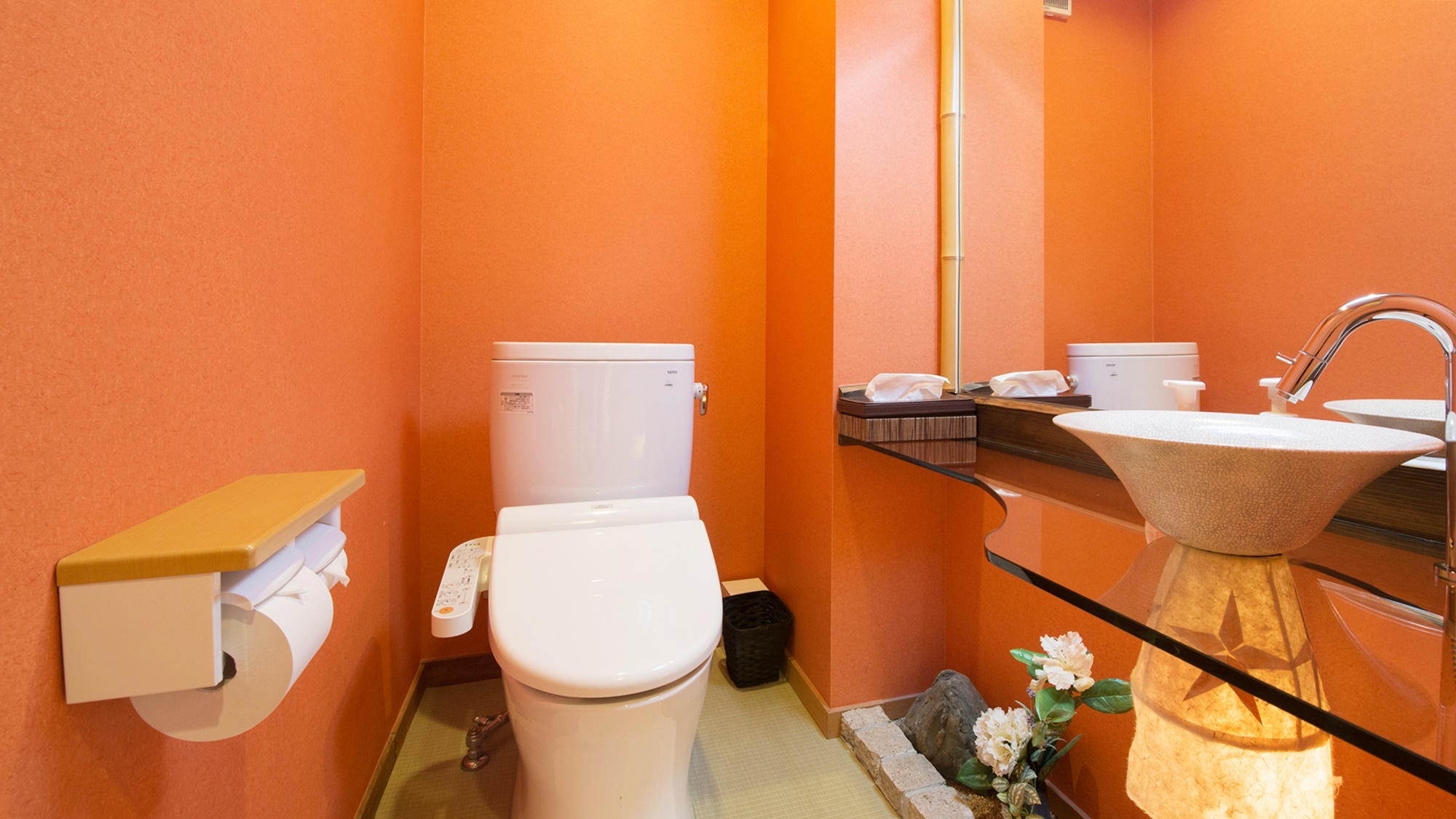 *部屋（トイレ）床は畳敷き。洗面台の付きで広々。トイレにも少しこだわっています。