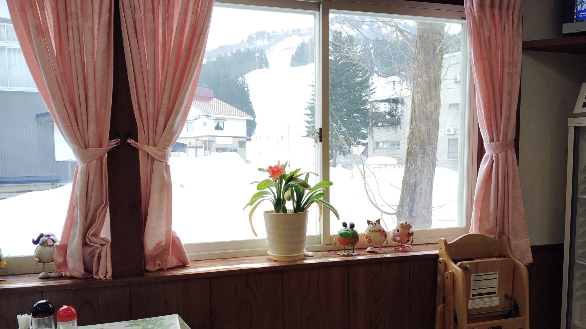 *食堂（窓際）/スキー場を望む窓際にはかわいらしいオブジェが並びます。