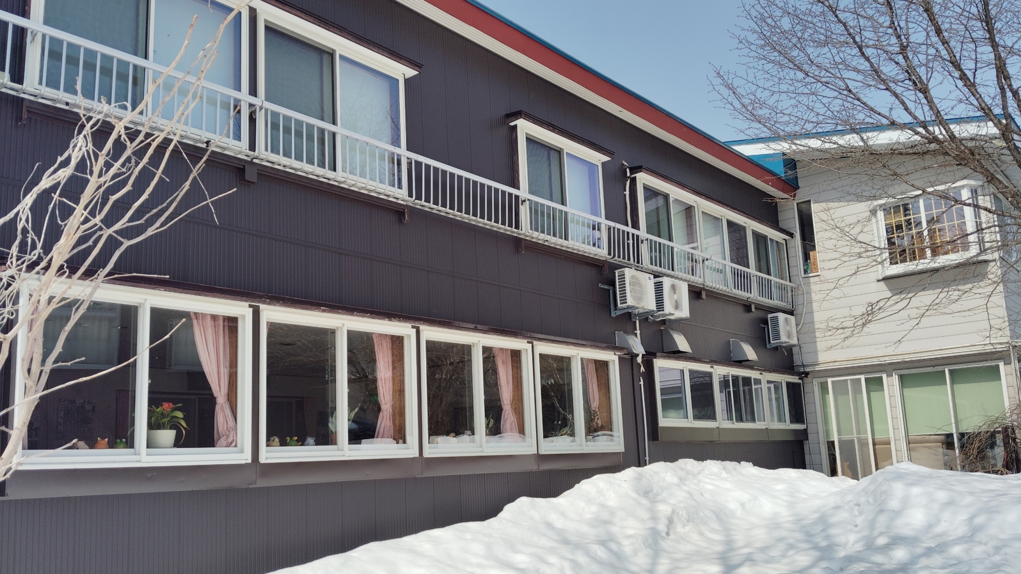 *食堂（外観）／積雪時は窓の外は銀世界が広がります。