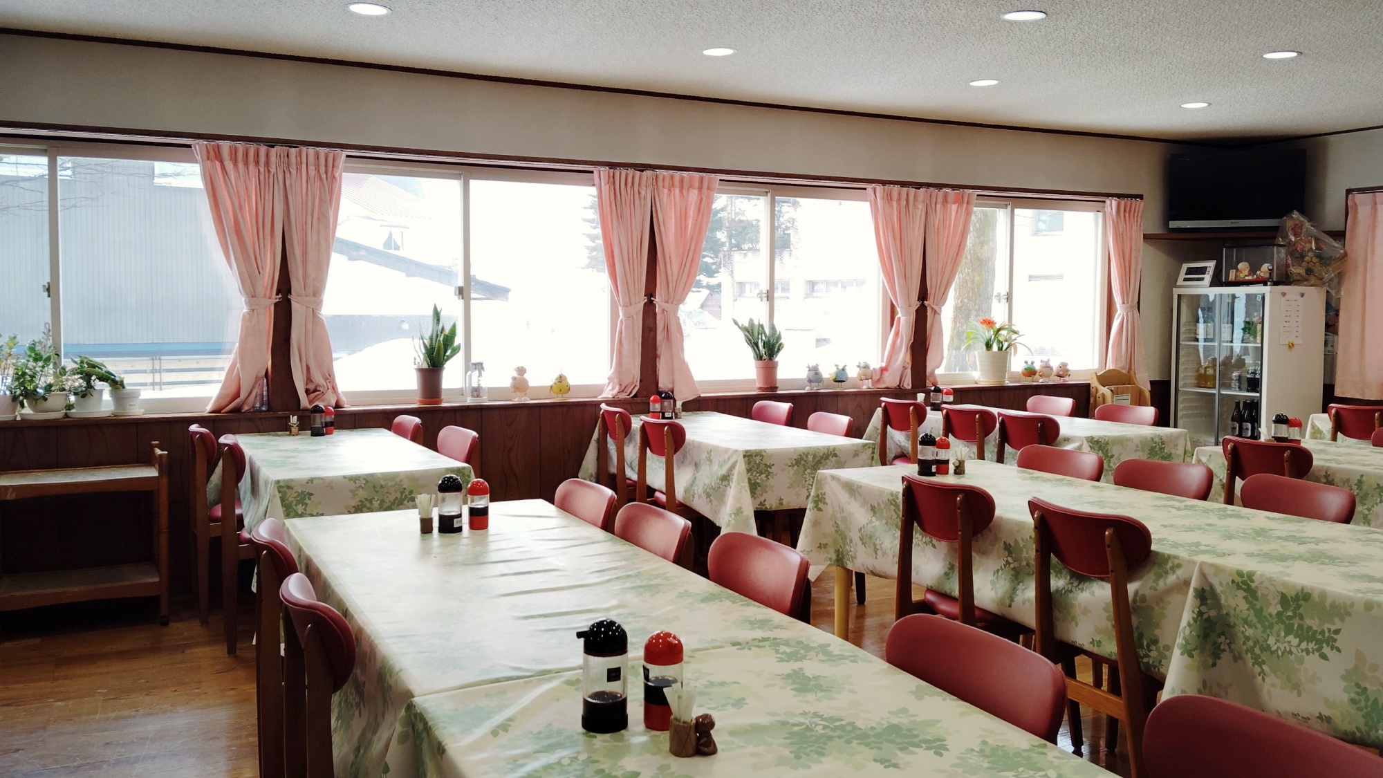 *食堂/朝夕のお食事はこちら。