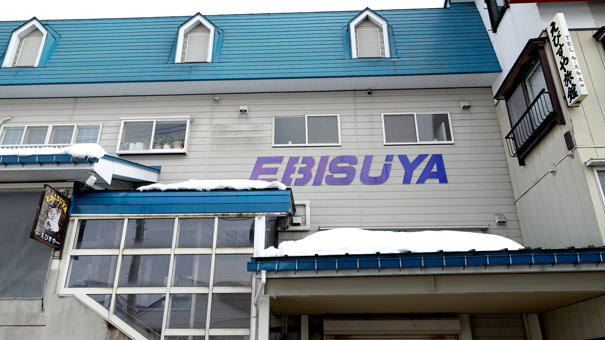 *外観／玄関への階段は屋根付＆風よけ付きで登り降りも安心◎