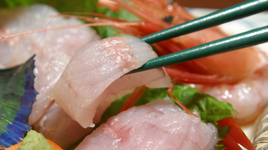 *【夕食一例（夏季）】プランクトンが豊富な日本海では、脂の乗った魚が獲れます