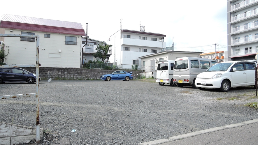 *駐車場／ホテル近くの提携駐車場。普通車は駐車代無料！