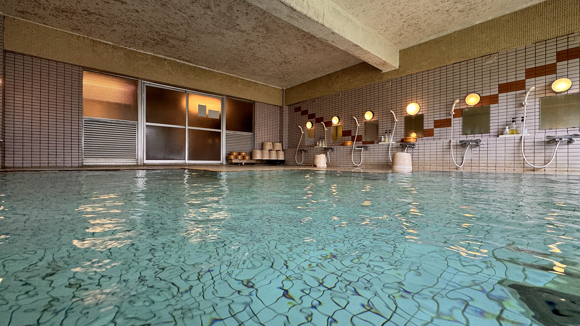 【温泉】 100%の天然温泉の大浴場です。泉質自慢の温泉を24時間掛けいつでもお楽しみいただけますよ