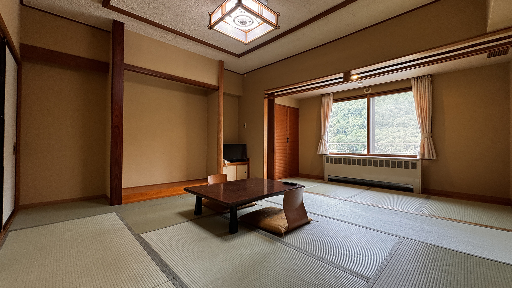 【客室】 和室10畳