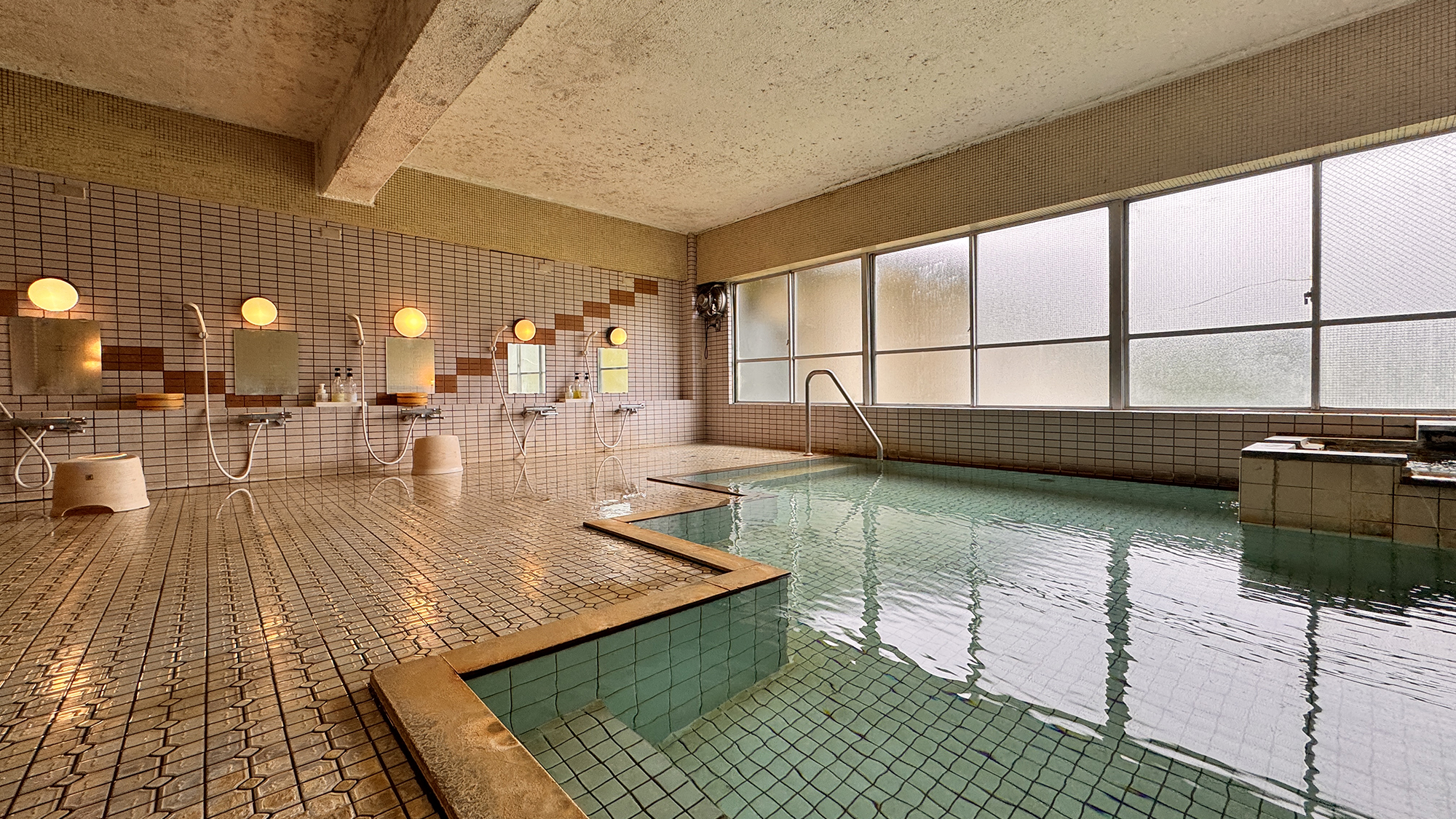 【温泉】 100%の天然温泉の大浴場です。泉質自慢の温泉を24時間掛けいつでもお楽しみいただけますよ