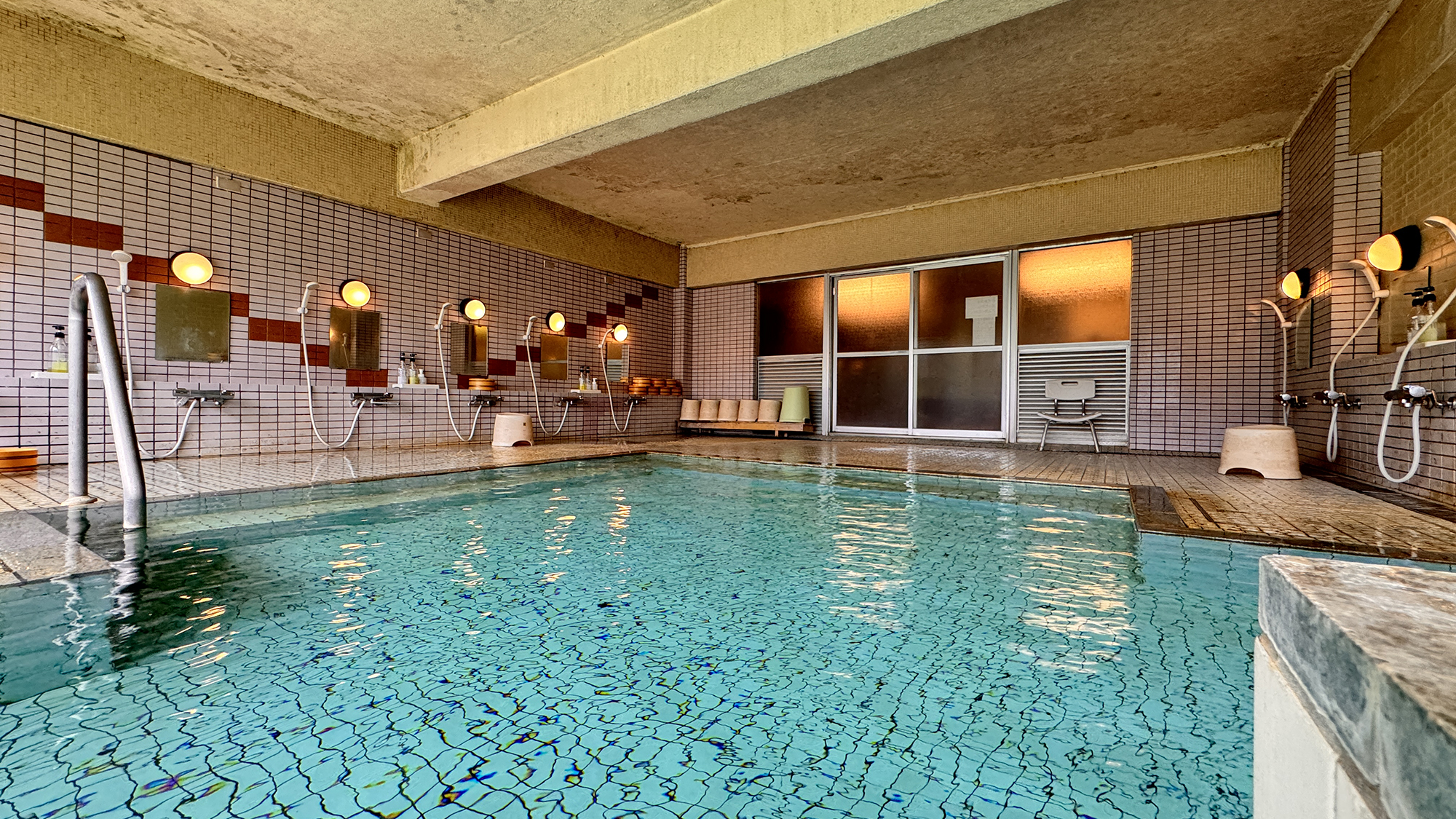 【温泉】 100%の天然温泉の大浴場です。泉質自慢の温泉を24時間掛けいつでもお楽しみいただけますよ！