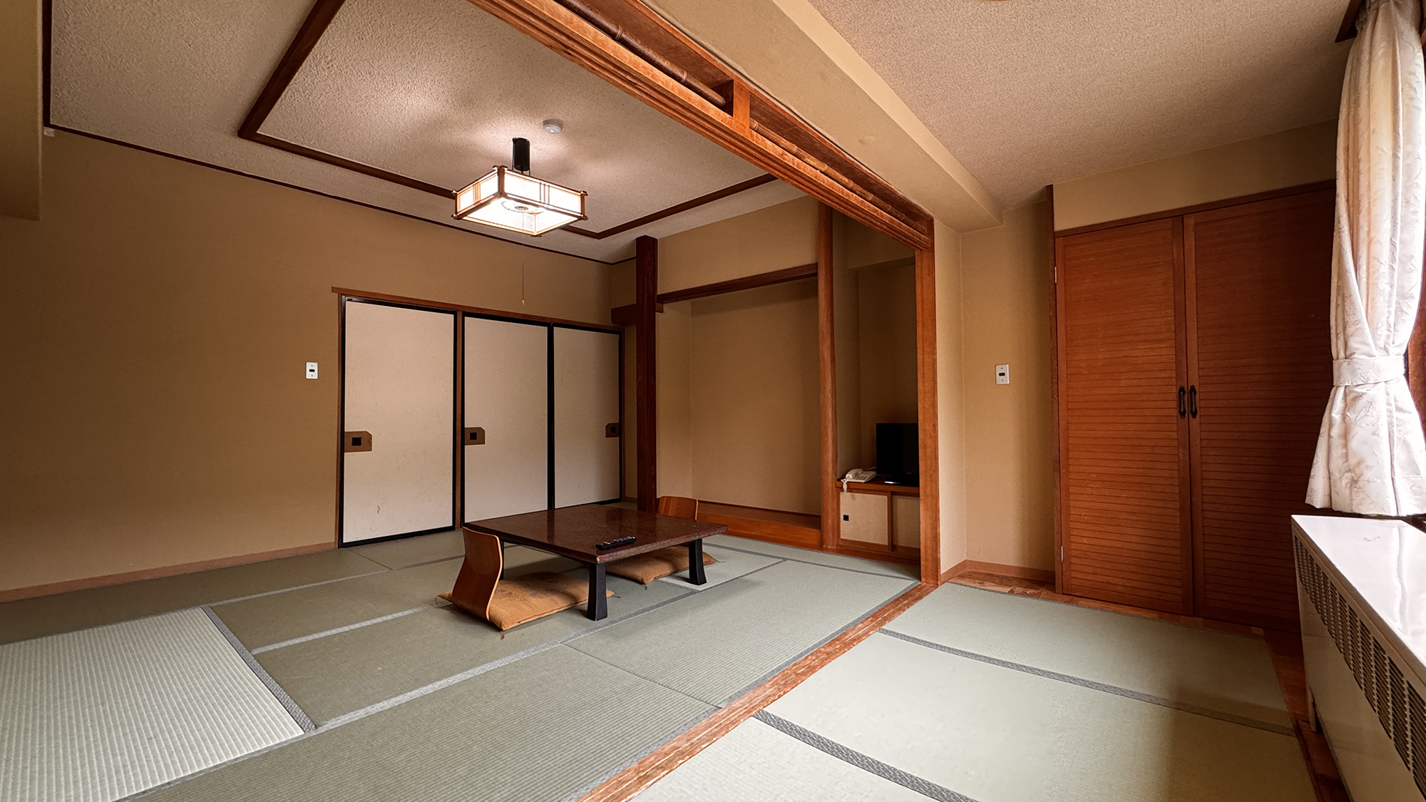 【客室】 和室10畳