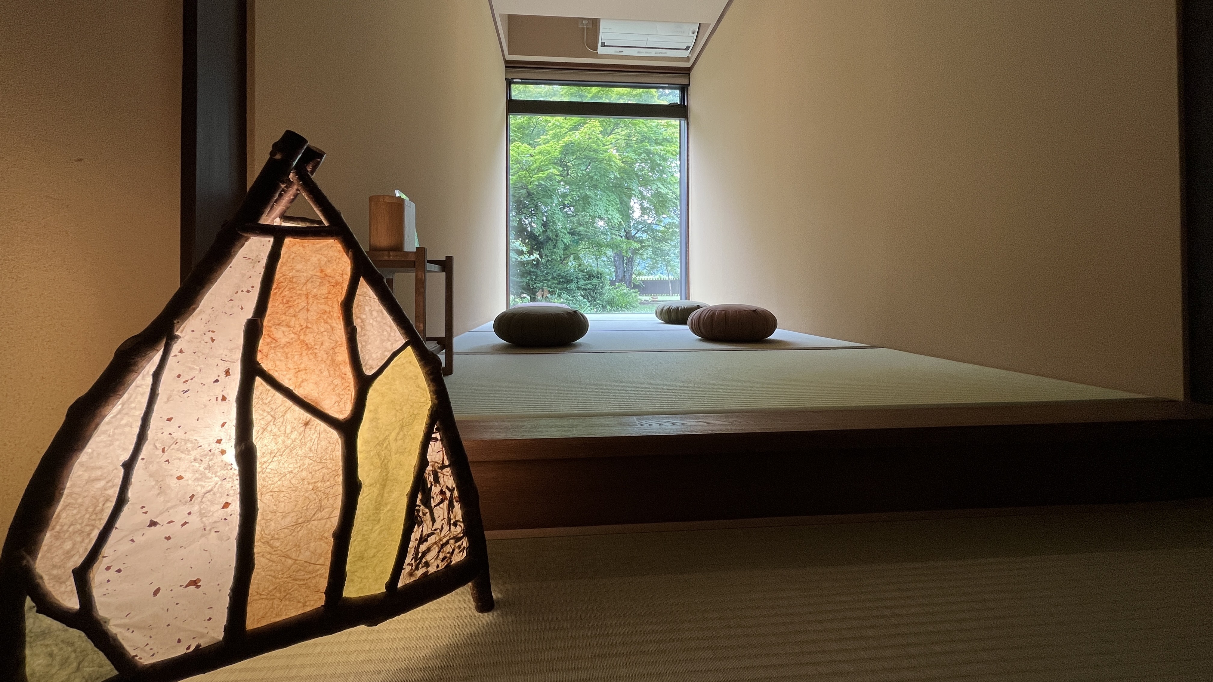 ◆館内_１階廊下つきあたりの別館ラウンジ