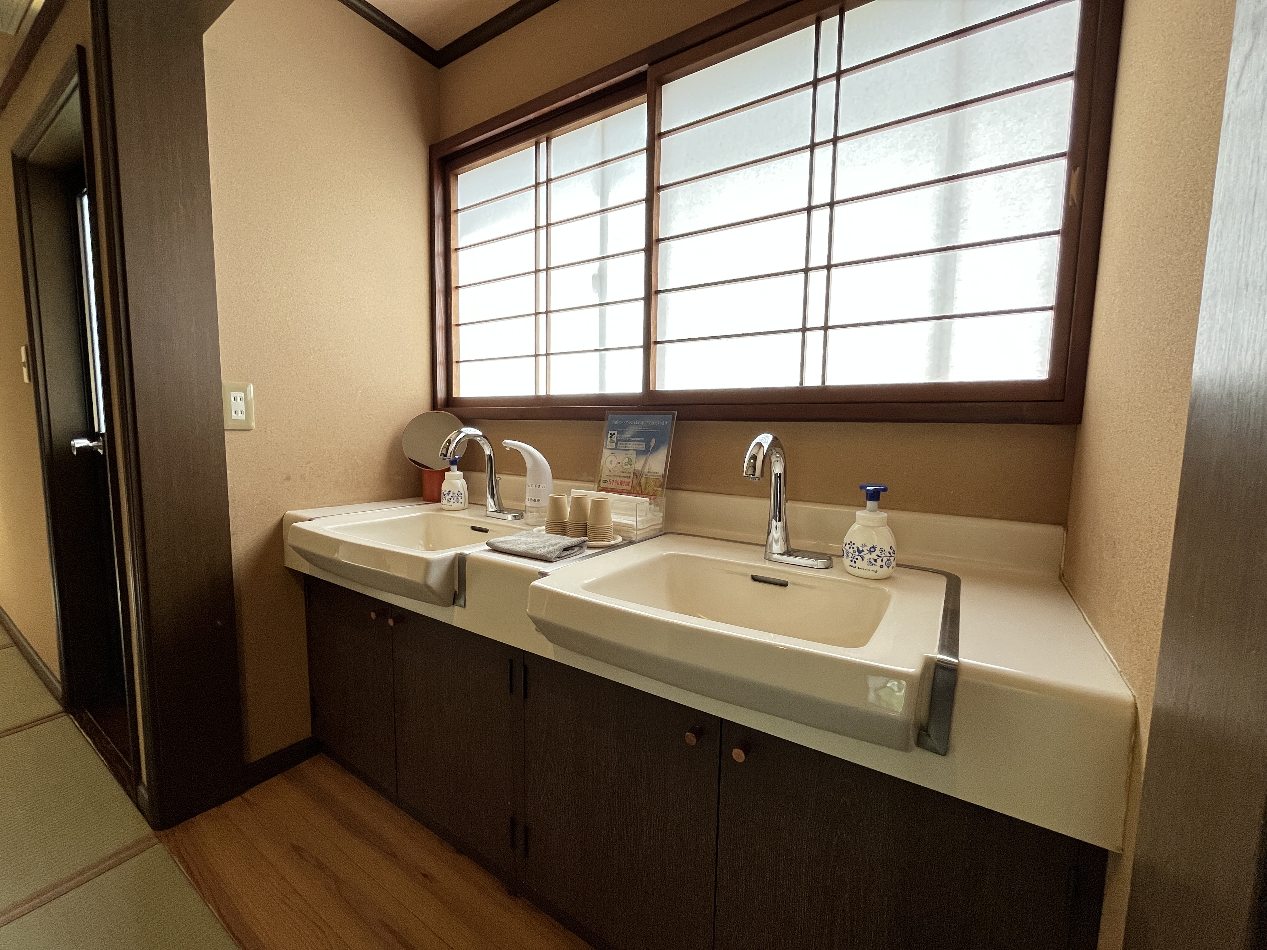 ◆２階共同設備　客室_梅には、洗面所とトイレがありません。こちらを使用してください。