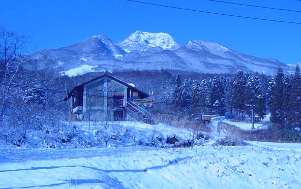 窓から見える妙高山