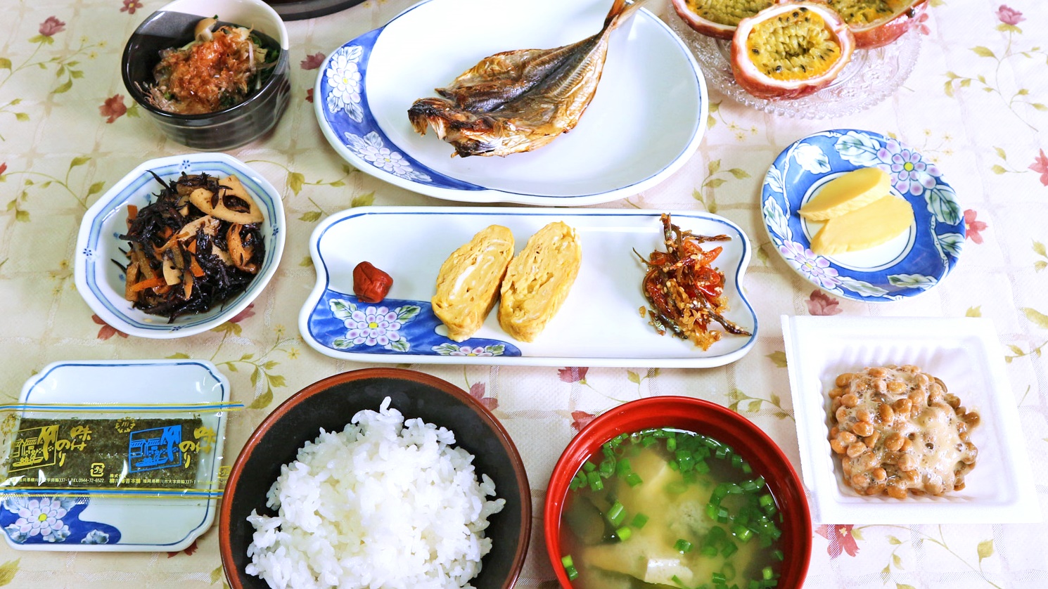 *【朝食一例】和定食。自家栽培している季節のフルーツ付き