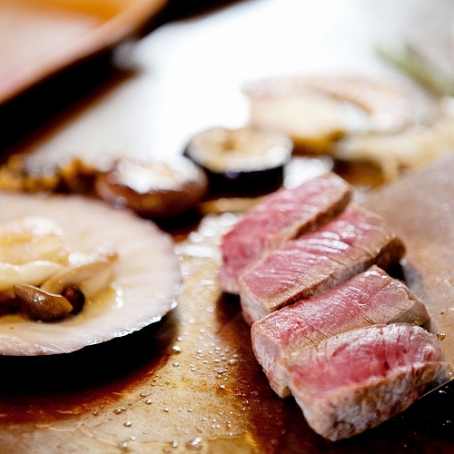 Steak fillet daging sapi lokal dan sayuran musiman teppanyaki